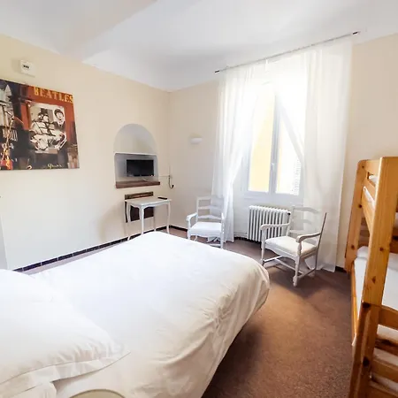 De La Tour Hotel *