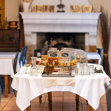 De La Tour Hotel *